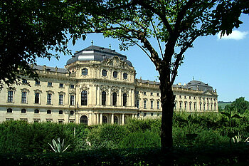 Die Residenz in Würzburg, vom Hofgarten aus fotografiert. Foto: Robert Emmerich, 2002